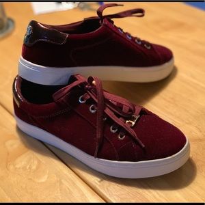 Burgundy cute tennis shoes. Size 8